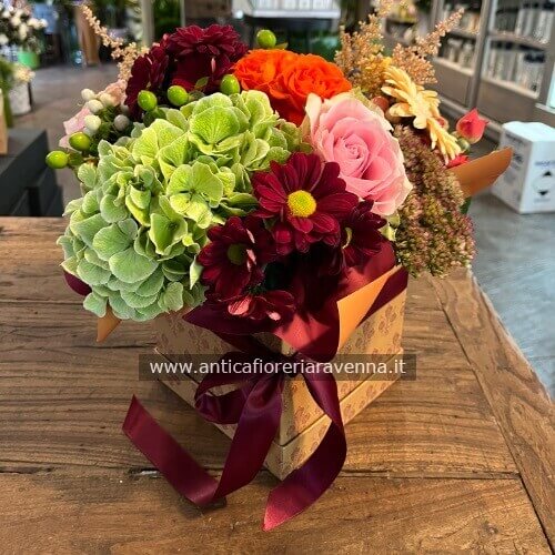 Scatola fiorita con fiori di stagione